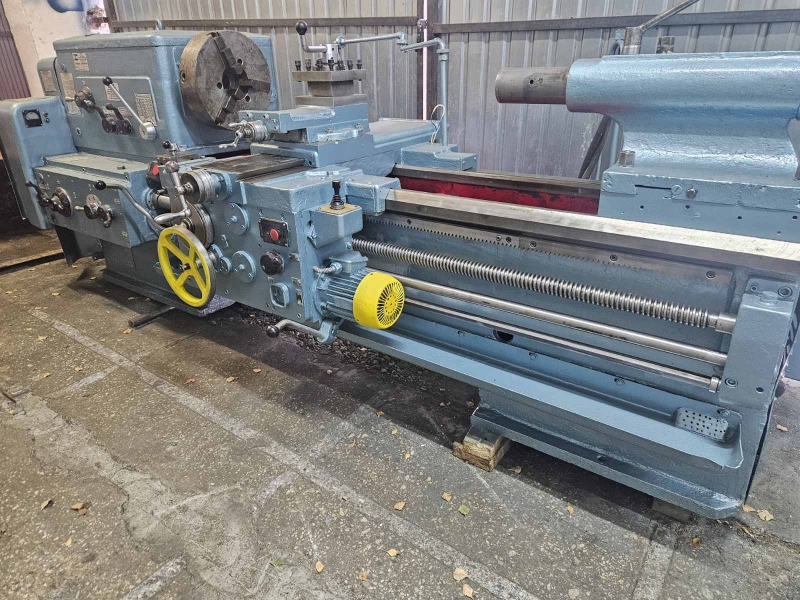 Продается Токарно-винторезный станок 1М63 с РМЦ1400мм.